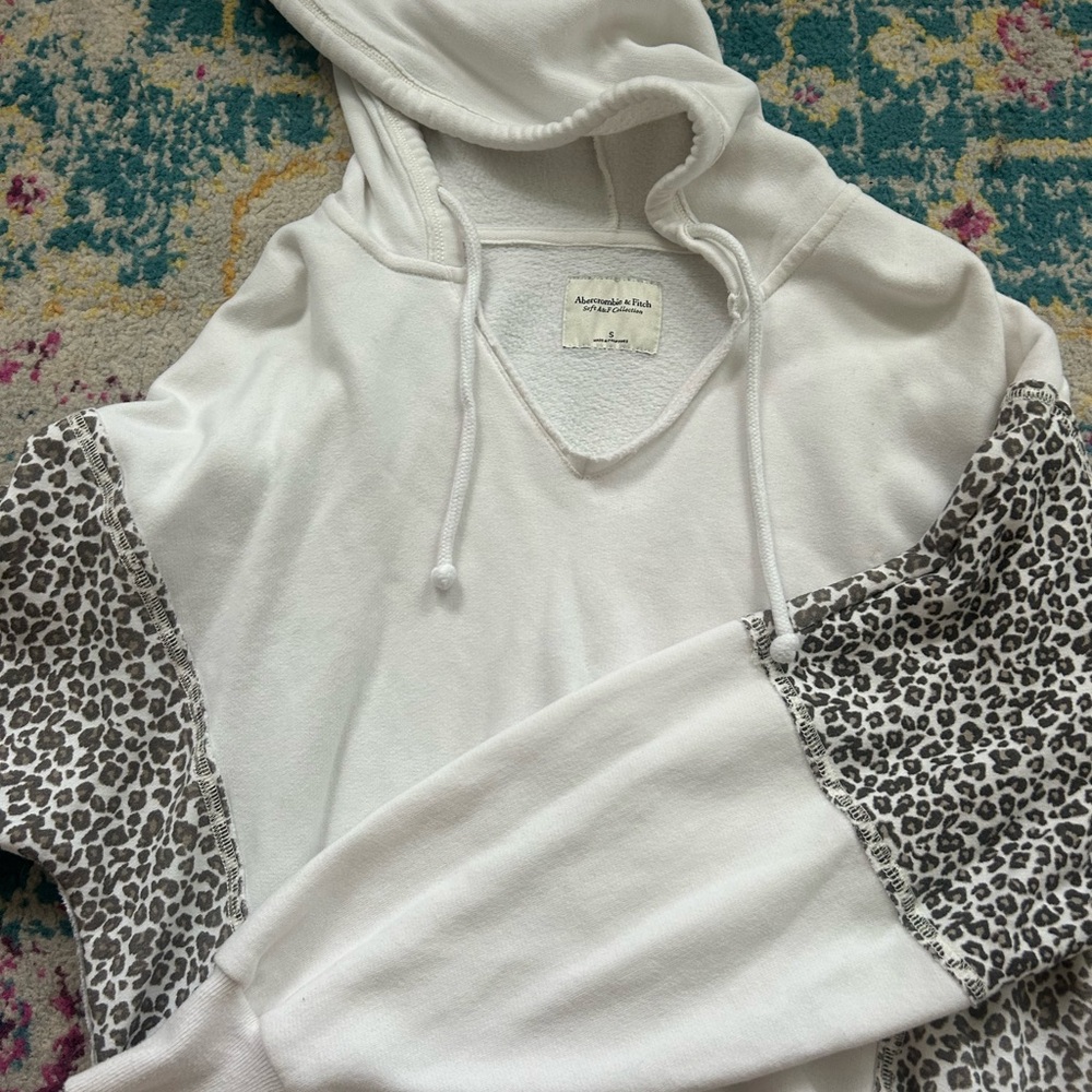 white and cheetah print hooded cropped Abercrombie & Fitch sweatshirt